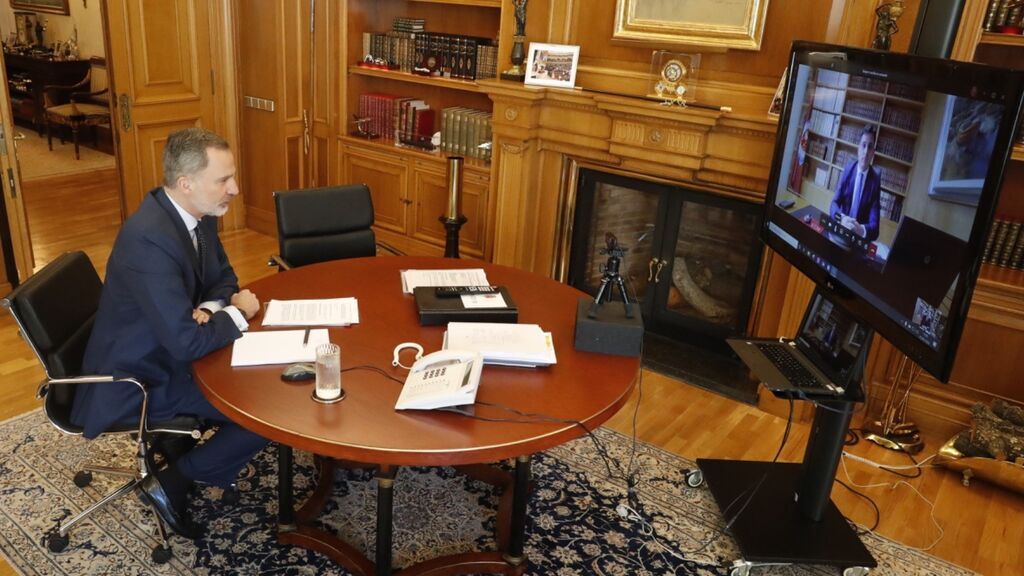 El rey tuvo que suspender las reuniones presenciales y hacerlas desde Zarzuela, por videollamada.