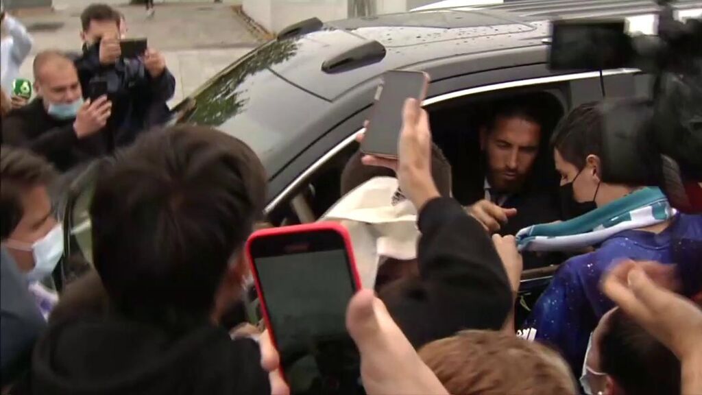 El madridismo acude en masa a Valdebebas para despedir a Sergio Ramos: "Grande capitán, una leyenda"