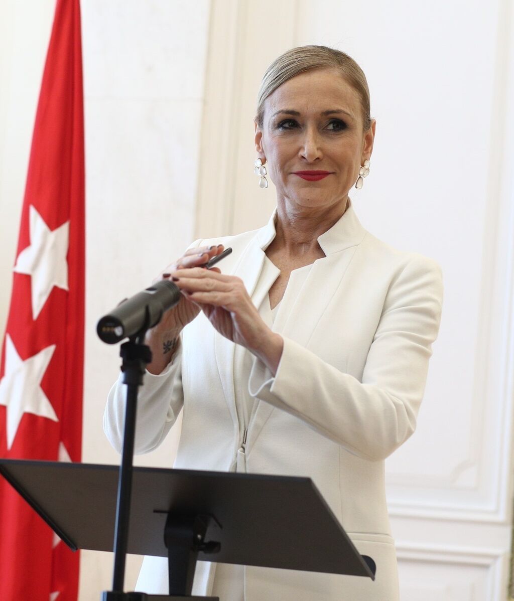 Y un año después, Cifuentes abandonó la presidencia de la CAM