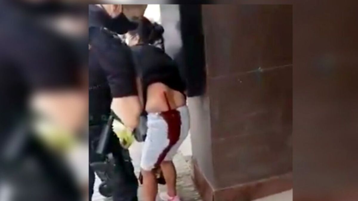 Agresión racista en Cartagena: una mujer apuñala a otra en una cola del hambre porque le "quitan la comida"