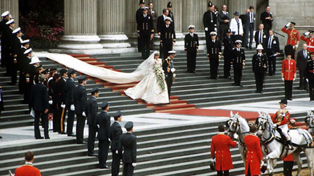 La cola del vestido de Diana era impresionante.