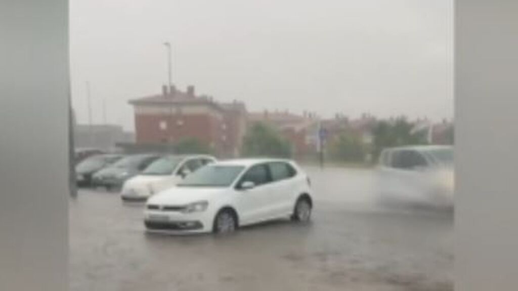 Locales inundados, calles convertidas en ríos y auténticas bolas de granizo: las tormentas ya están en España