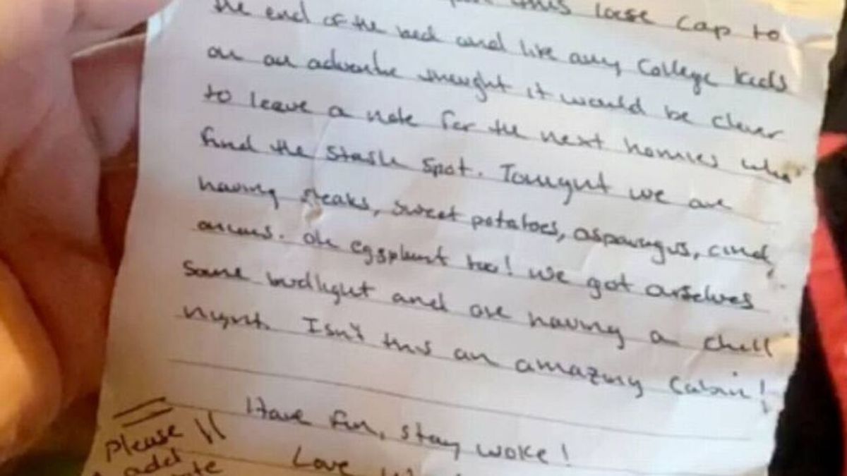 Una mujer descubre una nota escondida en el marco de la cama de la cabaña en la que se hospedaba