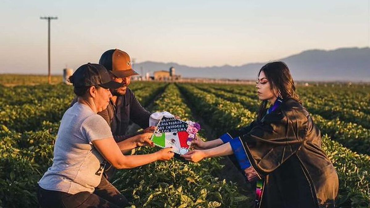 Una graduada universitaria honra a sus padres con una fotografía en el campo en el que trabajaron
