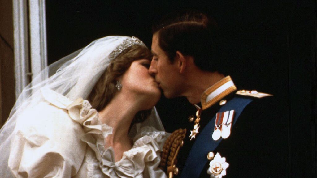 Ambos protagonizaron un romántico beso en el balcón del Buckingham Palace.