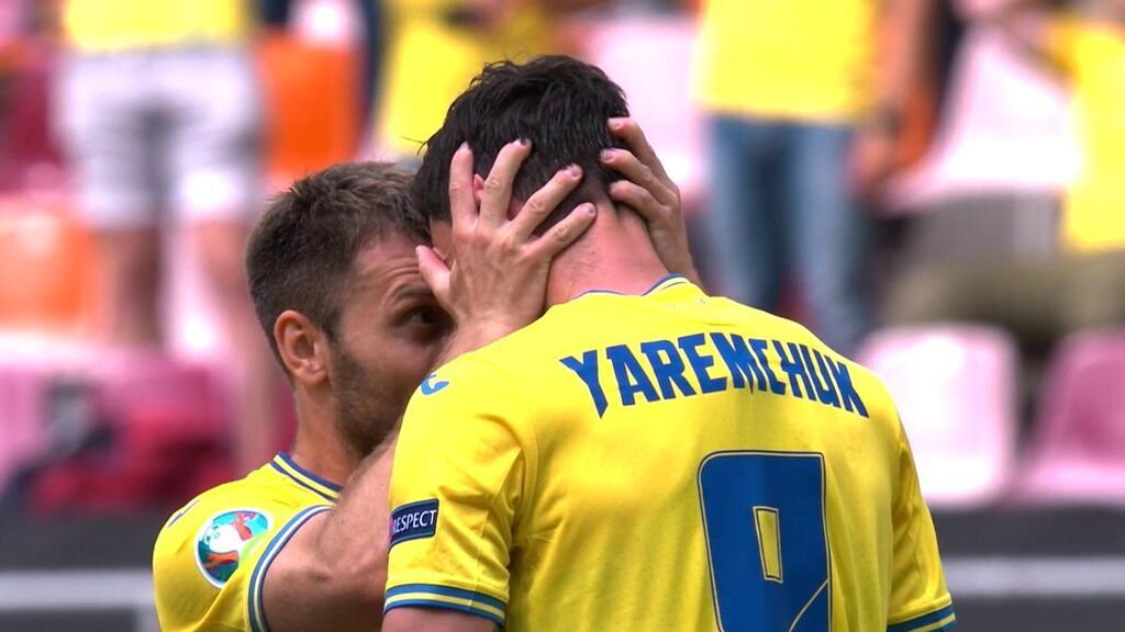 Yaremchuk define a la perfección y hace el segundo con suspende para Ucrania (2-0)