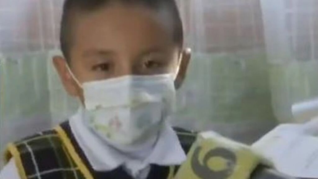 Ángelito, el único alumno que acude al colegio con la vuelta de las clases presenciales en México