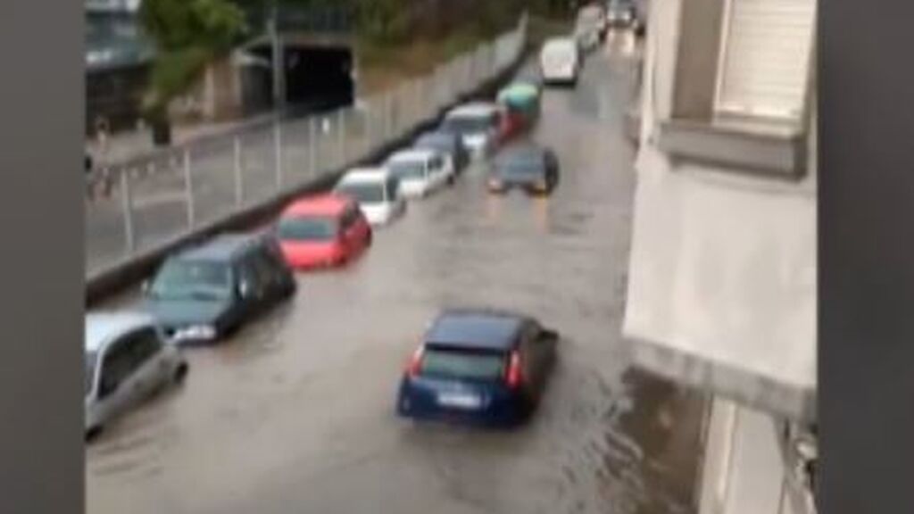 Locales inundados, calles convertidas en ríos y auténticas bolas de granizo: las tormentas ya están en España