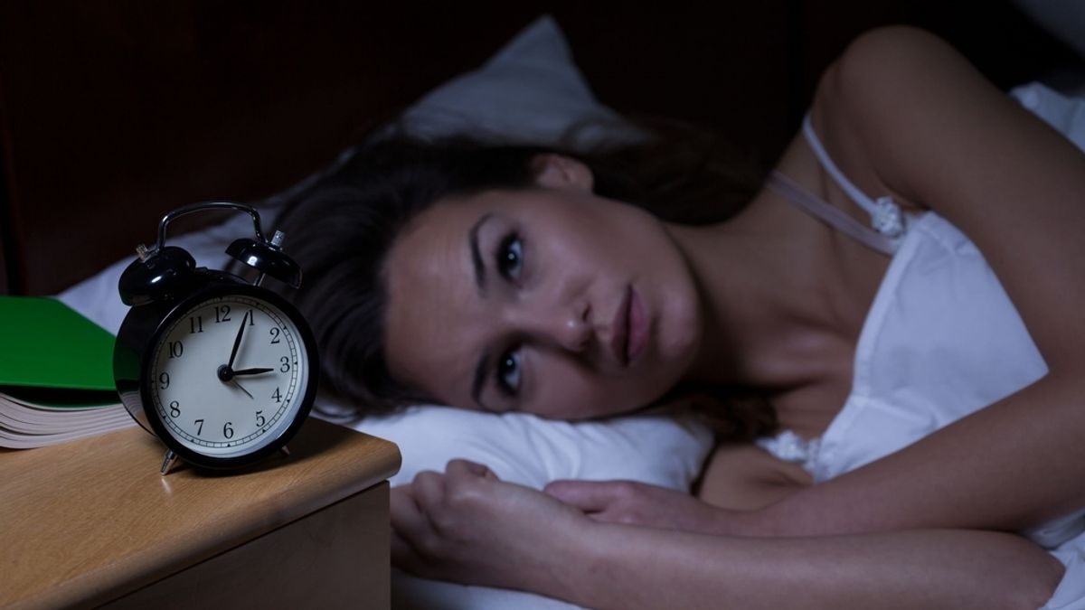 El insomnio ambiental, derivado de las altas temperaturas del verano, puede derivar en cefaleas y migrañas
