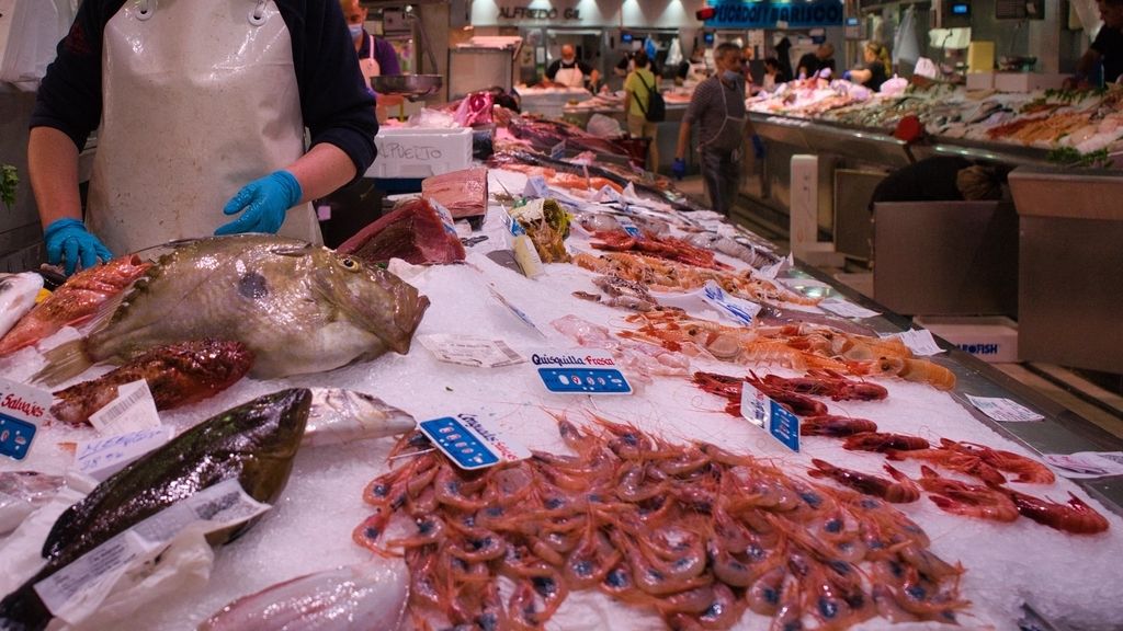 El Mercado Central se suma a la campaña 'Més fresc, més cool', con una amplia oferta de pescado de lonja