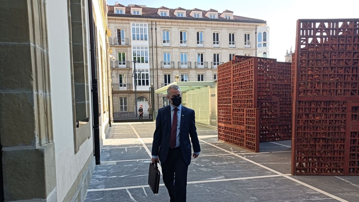 Urkullu dice que quizás se podrá "suavizar" el uso de mascarillas en exteriores "más pronto que tarde" Urkullu dice que quizás se podrá "suavizar" el uso de mascarillas en exteriores "más pronto que tarde"