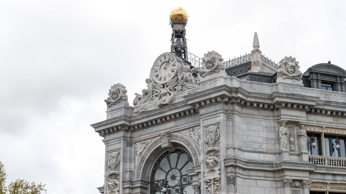 Economía.- (AMP) La deuda pública baja en abril a los 1,38 billones, la primera caída mensual en seis meses Economía.- (AMP) La deuda pública baja en abril a los 1,38 billones, la primera caída mensual en seis meses