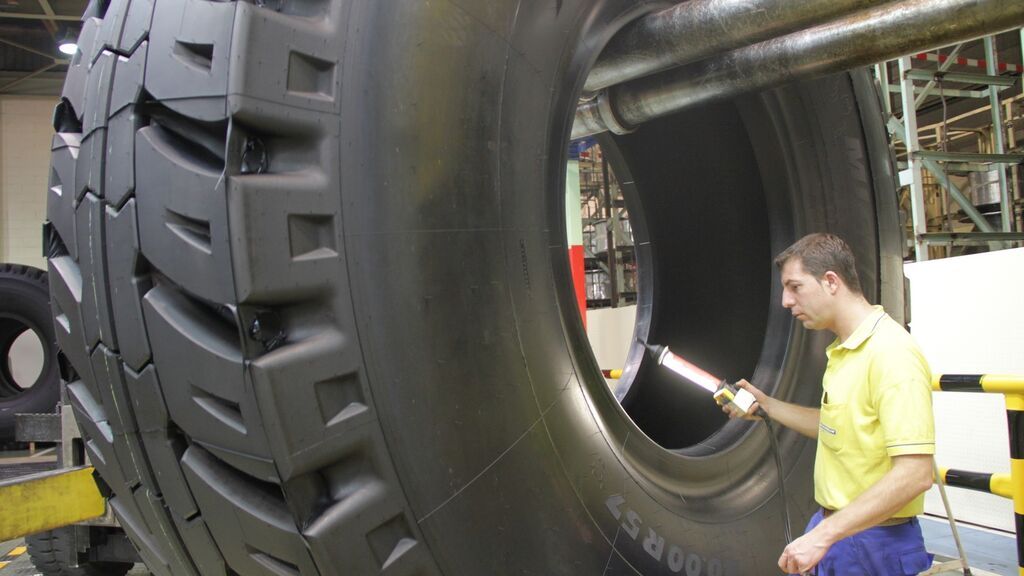 Neumático gigante en la fábrica de Michelín en Vitoria