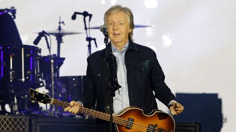  Paul McCartney cumple   años  su vida a través de   canciones de The Beatles