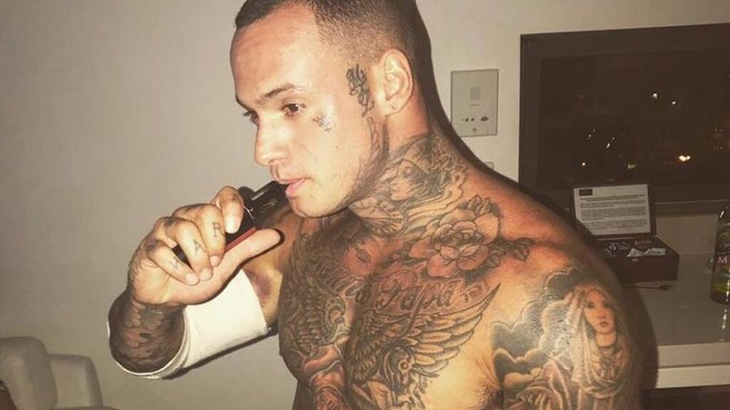 Un matón tatuado tortura a un joven con un soplete tras encontrarle hablando con su novia Un matón tatuado tortura a un joven con un soplete tras encontrarle hablando con su novia