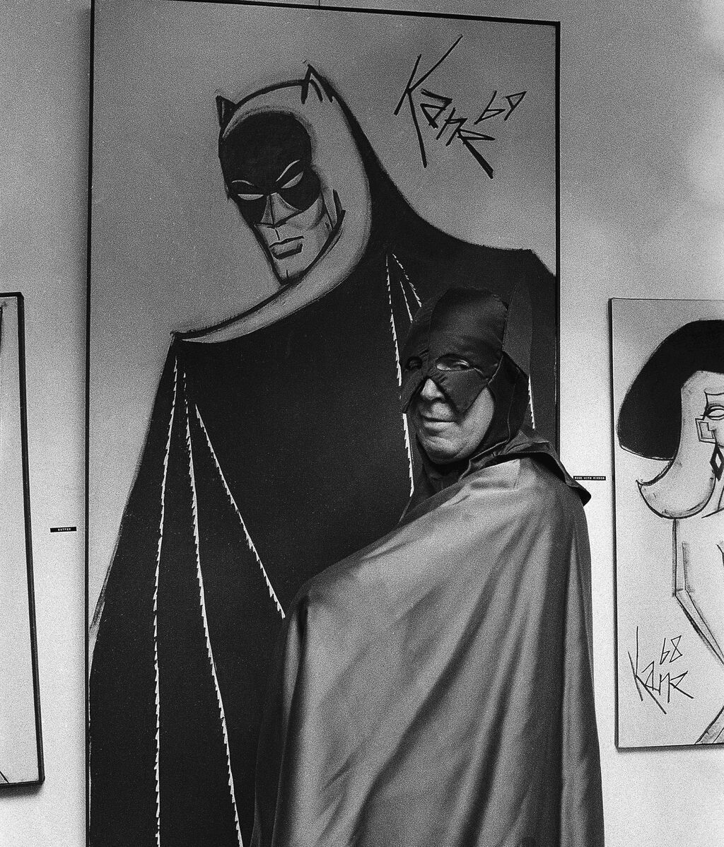 Bob Kane, creador de Batman, junto a un cuadro de su personaje