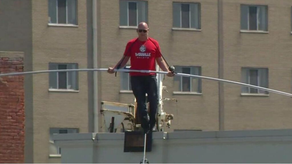 Nik Wallenda, el equilibrista que cruzó las cataratas del Niágara, se exhibe en la universidad