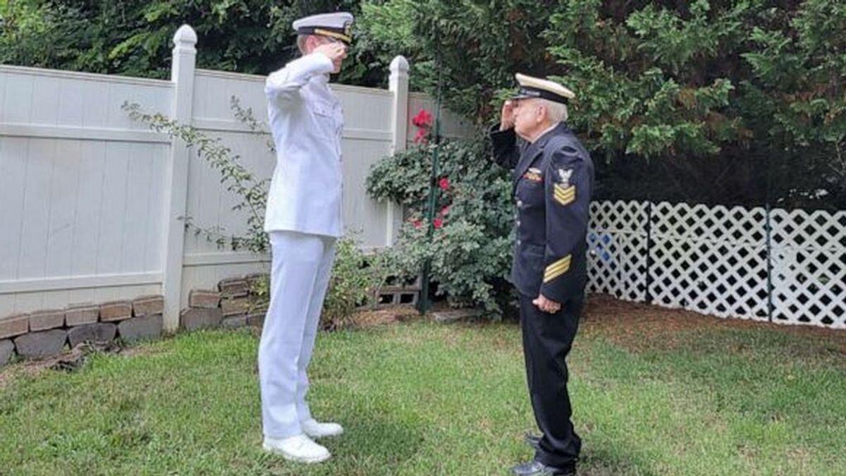 Un abuelo con Alzheimer le ofrece a su nieto recién graduado en la Marina el primer saludo