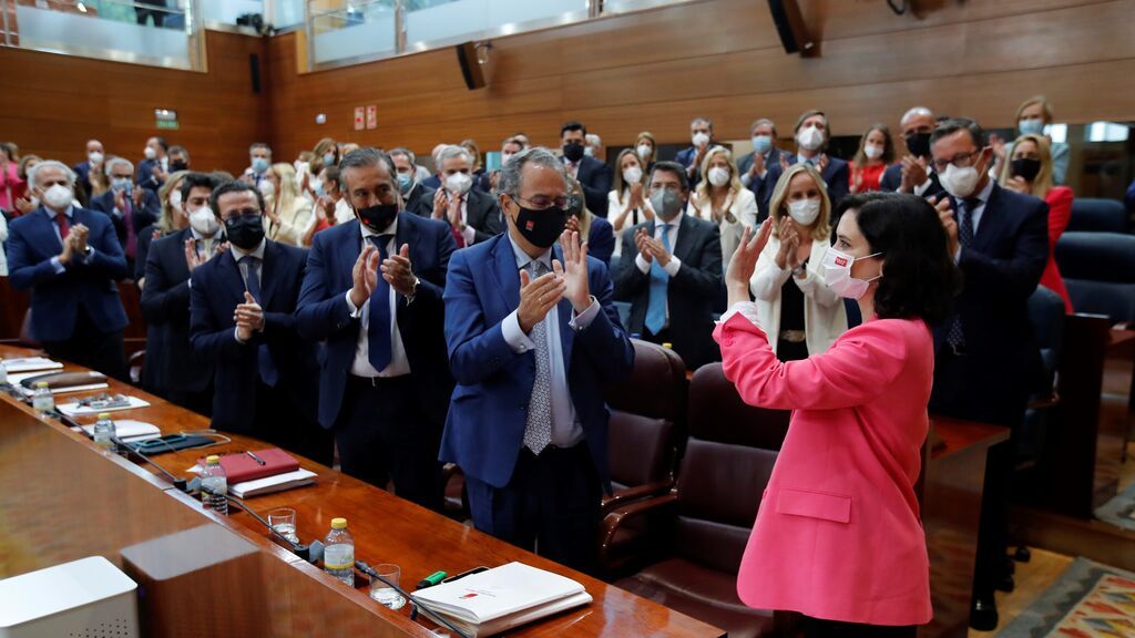 Isabel Díaz Ayuso es aplaudida por su grupo tras ser investida presidenta