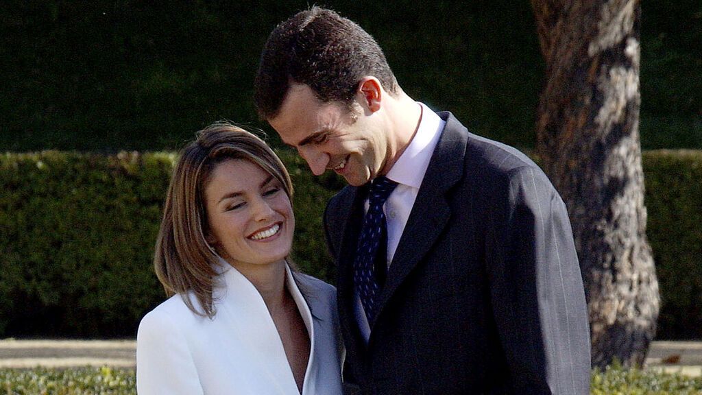 Felipe y Letizia, en el anuncio de su compromiso (2003)
