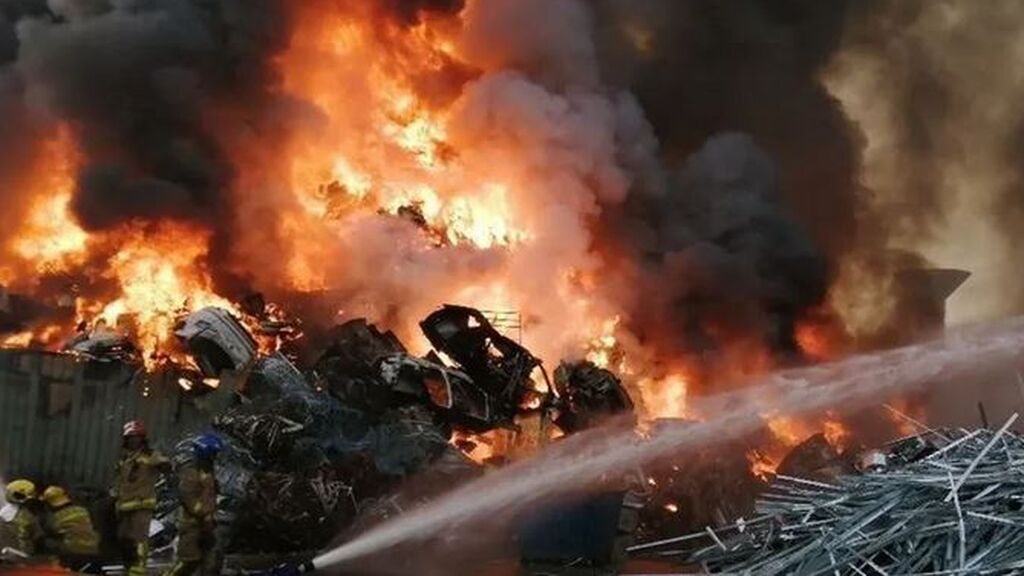 Arde una planta de reciclaje en Castellbisbal, Barcelona: piden a los vecinos que cierren puertas y ventanas