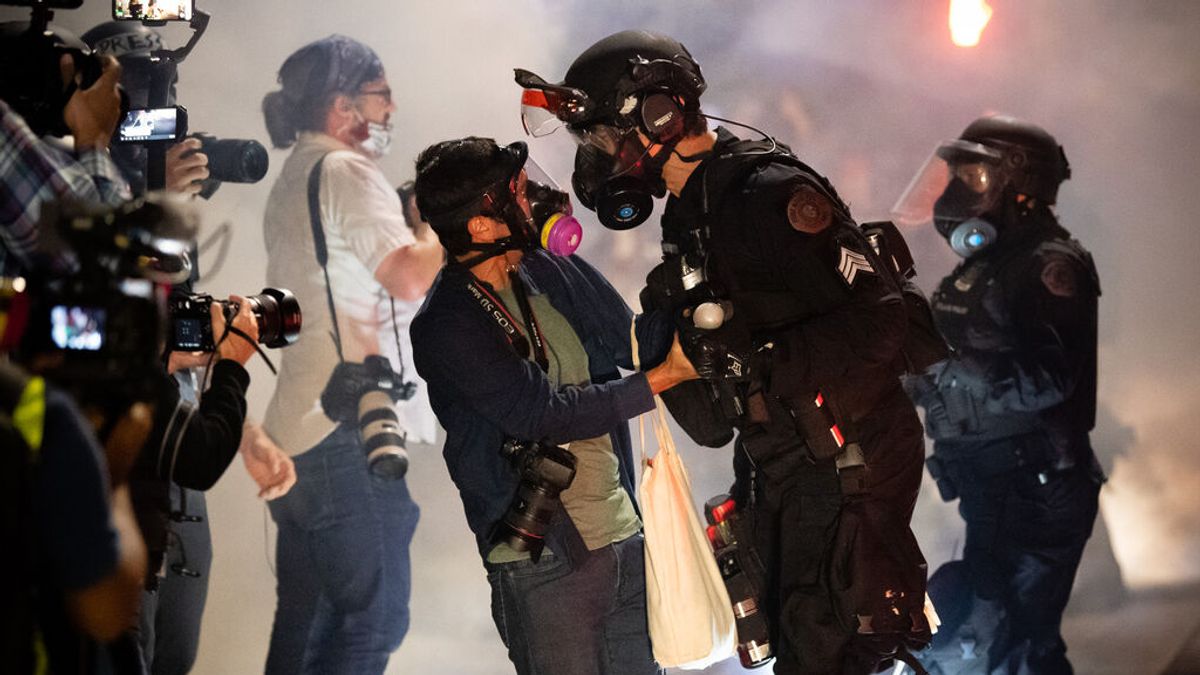 Dimite toda la Policía antidisturbios de Portland tras una imputación contra un agente por exceso de fuerza Dimite toda la Policía antidisturbios de Portland tras una imputación contra un agente por exceso de fuerza
