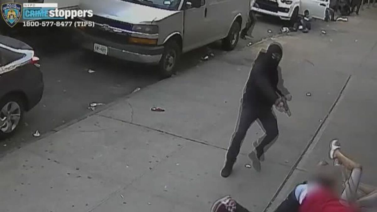 La Policía de Nueva York busca al autor de un tiroteo contra un hombre y dos niños en el Bronx La Policía de Nueva York busca al autor de un tiroteo contra un hombre y dos niños en el Bronx