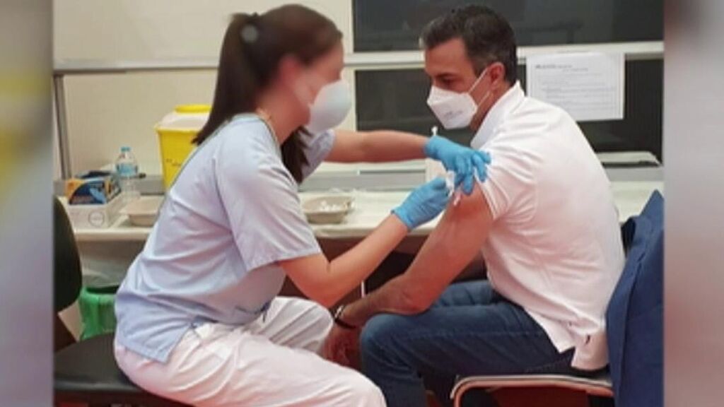 Pedro Sánchez, vacunado con una primera dosis contra la covid en el Hospital Puerta de Hierro en Madrid