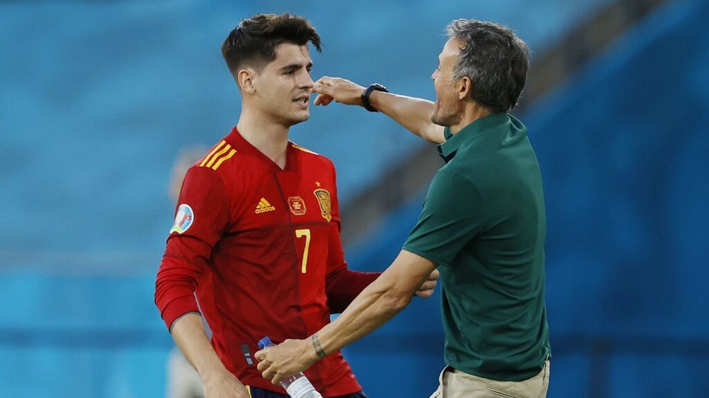 El abrazo emotivo entre Morata y Luis Enrique en la celebración del gol contra Polonia