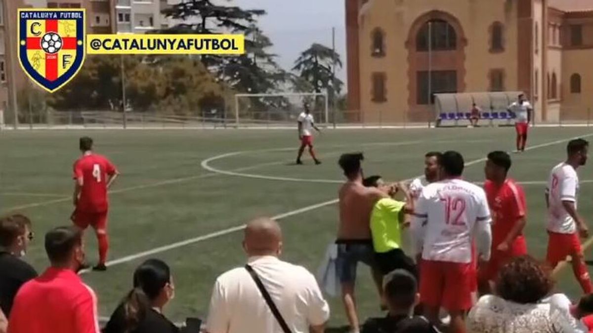 "Desenlace vergonzoso" en un partido de fútbol en Barcelona: un aficcionado agrede al árbitro tras sacar amarilla