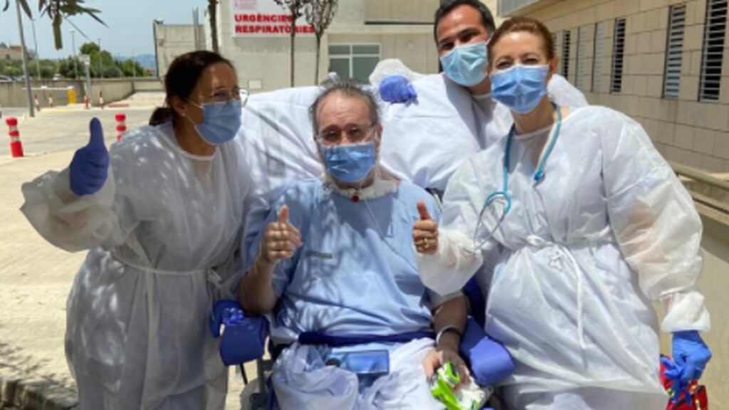 Fernando sale al exterior la primera vez después de pasar 150 días en la UCI por covid-19 en el Hospital de La Ribera