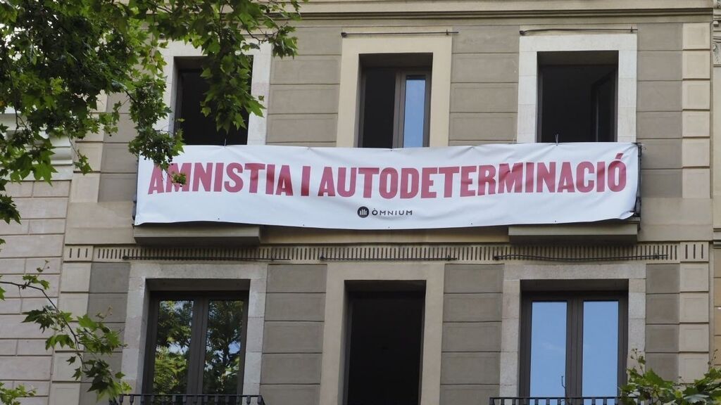 EuropaPress_3796828_omnium_despliega_pancarta_liceu_pedir_sanchez_amnesty_autodeterminación (1)