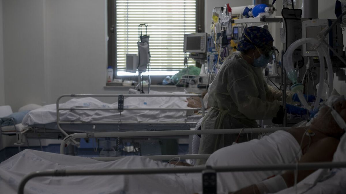 Los hospitales de Madrid cierran plantas covid pero están casi al triple de ocupación que hace un año Los hospitales de Madrid cierran plantas covid pero están casi al triple de ocupación que hace un año