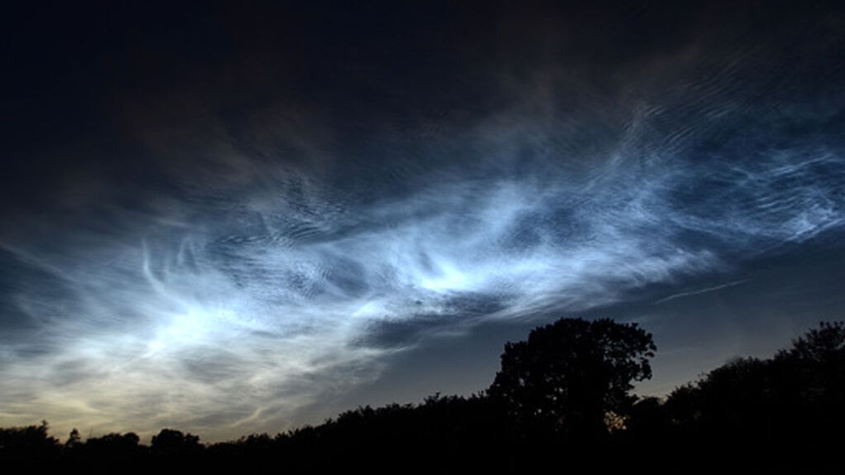 Nubes noctilucentes en Madrid: ¿qué son estas formaciones brillantes que suelen verse en regiones polares?