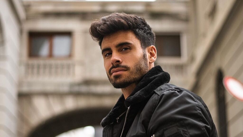 Noel Bayarri posa por primera vez con su novia