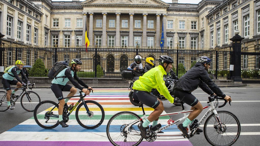 Lafita, junto a su compañeros de aventura, recorriendo en bici Bruselas.