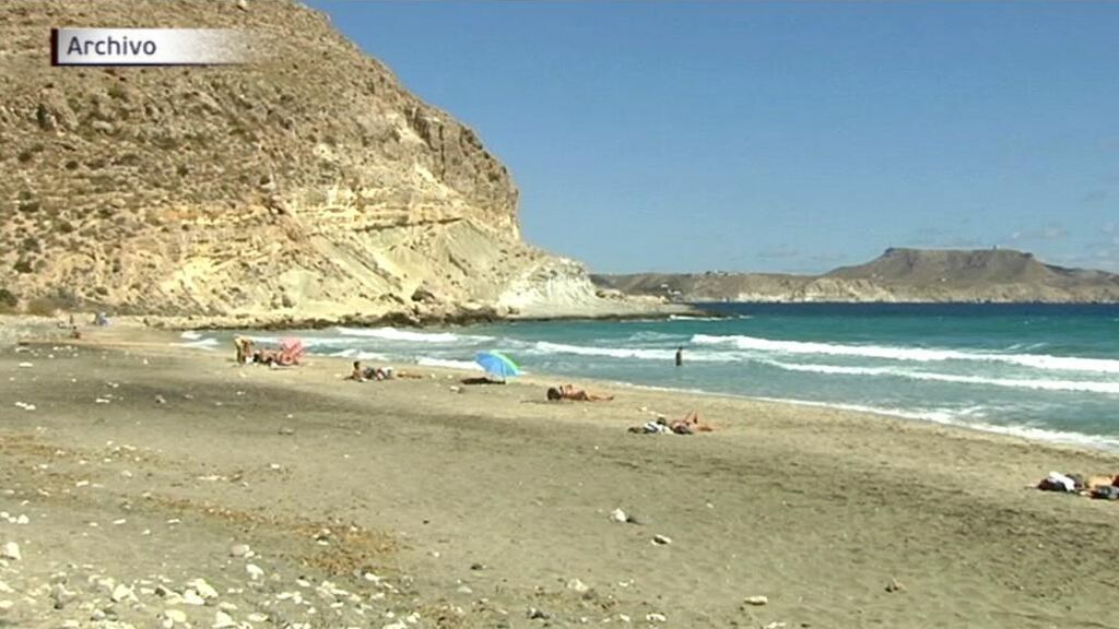 Mueren ahogados una mujer y un amigo suyo en una cala de Almería: su marido lo vio todo desde la orilla