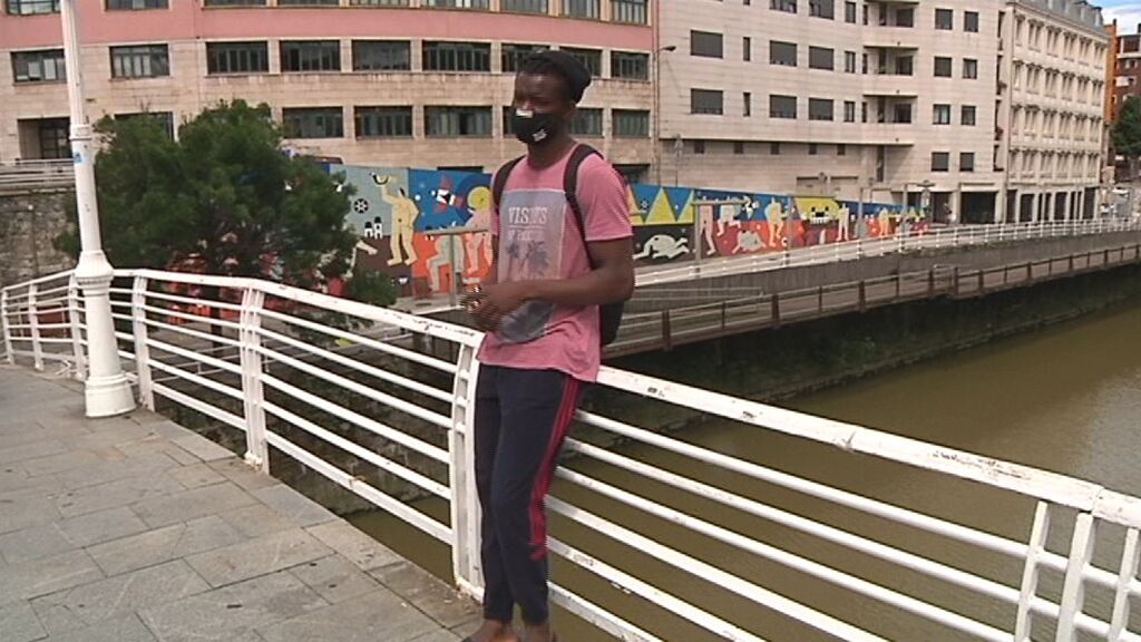 Mohamed Diouf, en el lugar donde se precipitó rl hombre a la ría de Bilbao.