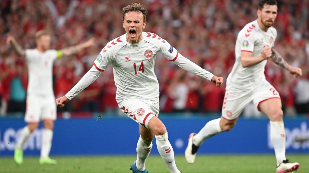 Menudo disparo espectacular de Damsgaard: Dinamarca se adelanta ante Rusia con un verdadero golazo