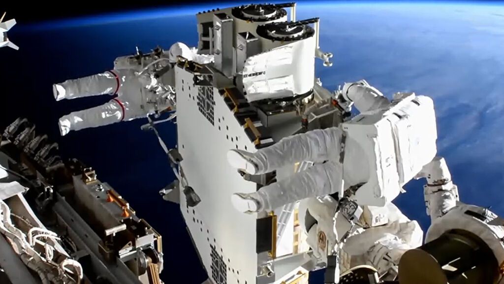 La espectacular caminata espacial de dos astronautas de la Estación Espacial Internacional