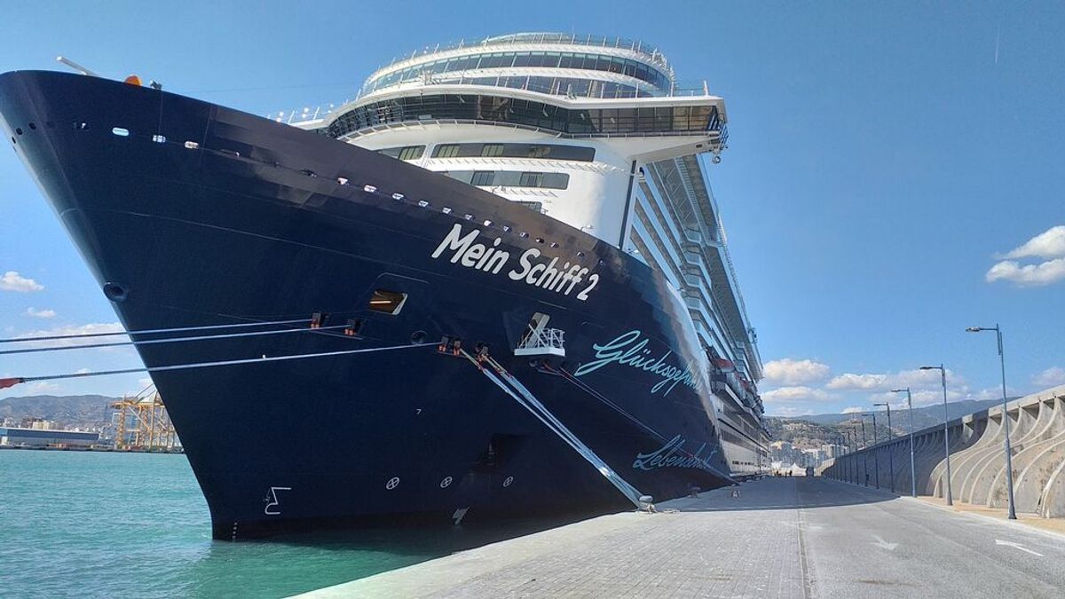 Los cruceristas que llegan a Cádiz tienen prohibido entrar en tiendas y bares para evitar contagios Los cruceristas que llegan a Cádiz tienen prohibido entrar en tiendas y bares para evitar contagios