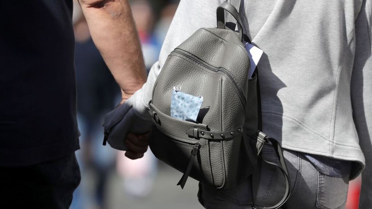 Sin mascarilla en exteriores, pero siempre en el bolsillo: “Debe seguir siendo parte del atuendo” Sin mascarilla en exteriores, pero siempre en el bolsillo: “Debe seguir siendo parte del atuendo”