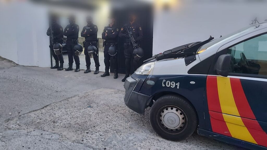 Agentes de Policía Nacional en el registro de una vivienda