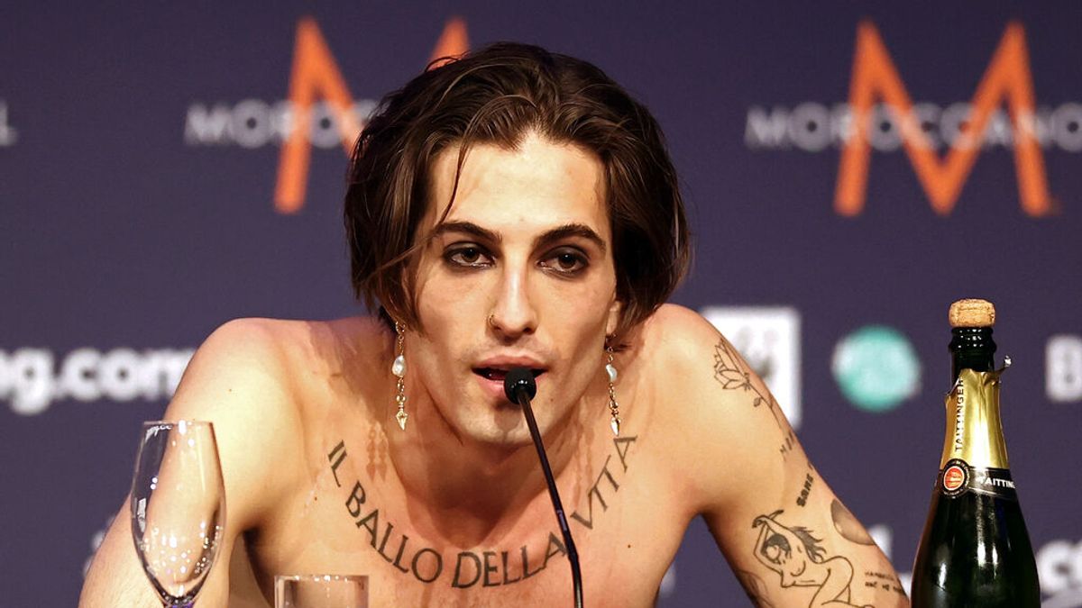 Damiano David salva in extremis a la bajista de su grupo Maneskin antes de ser atropellada por una moto Damiano David salva in extremis a la bajista de su grupo Maneskin antes de ser atropellada por una moto