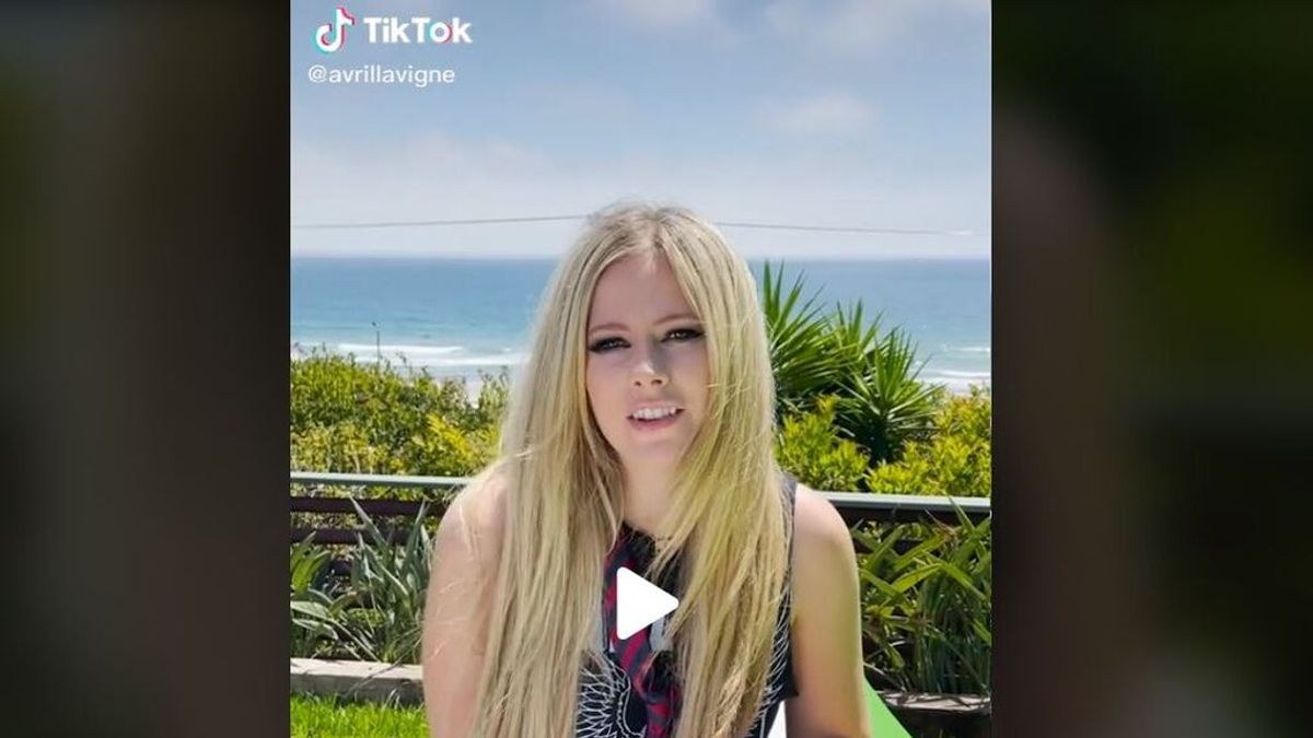 Avril Lavigne estrena cuenta en Tik Tok con la aparición de Tony Hawk en "Skater Boy"