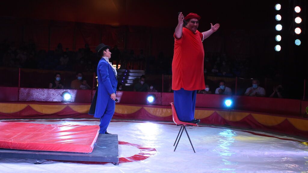 Gaby con miembros del equipo del Circo Inimitable