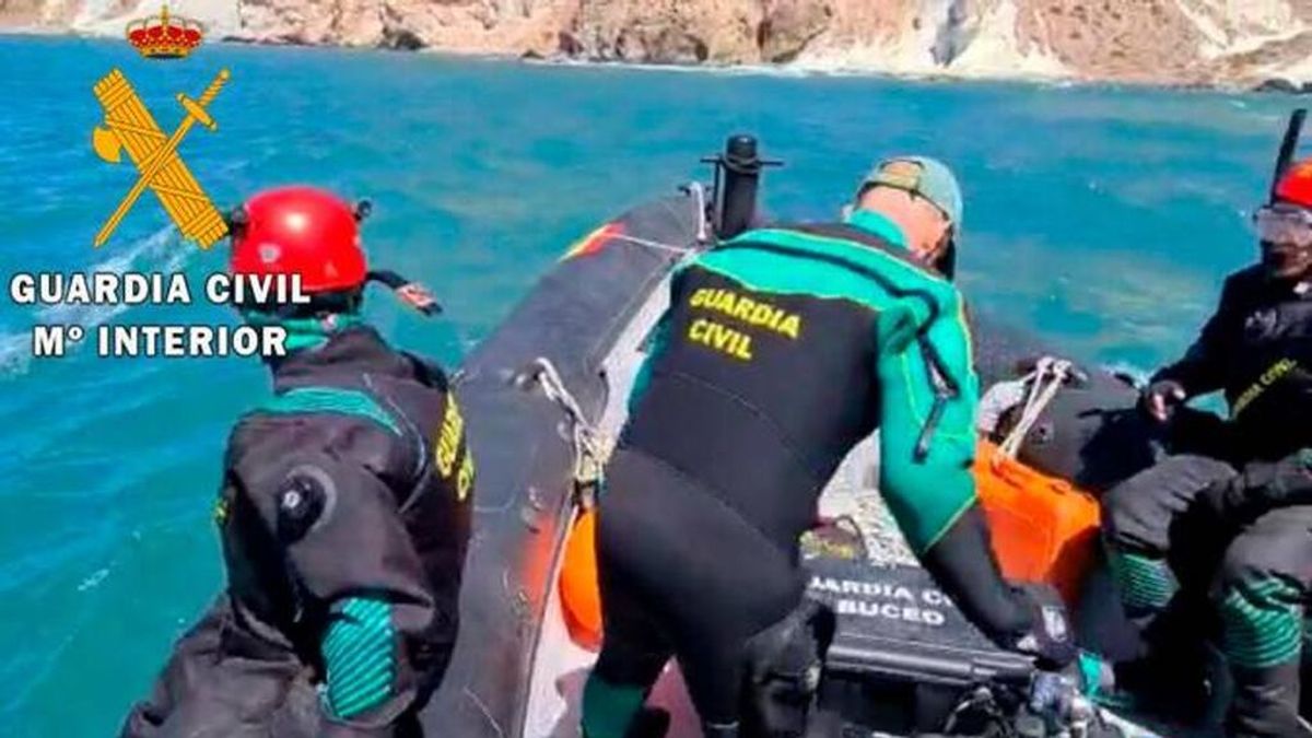 Localizan el cadaver de un hombre que cayó al mar cuando navegaba con un kayak en Cabo de Gata
