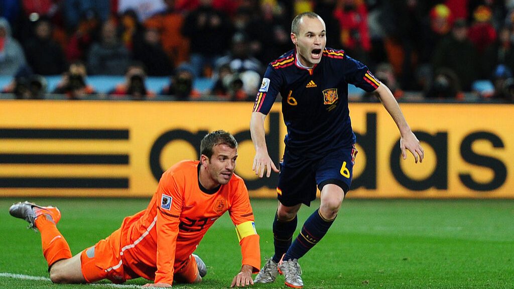 Iniesta marcando el gol de la final del Mundial ante la mirada de Van der Vaart