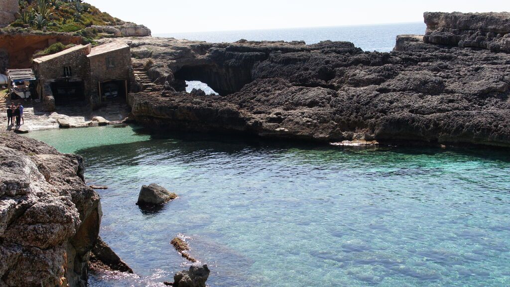 S'Almunia, una playa entre casas de pescadores.