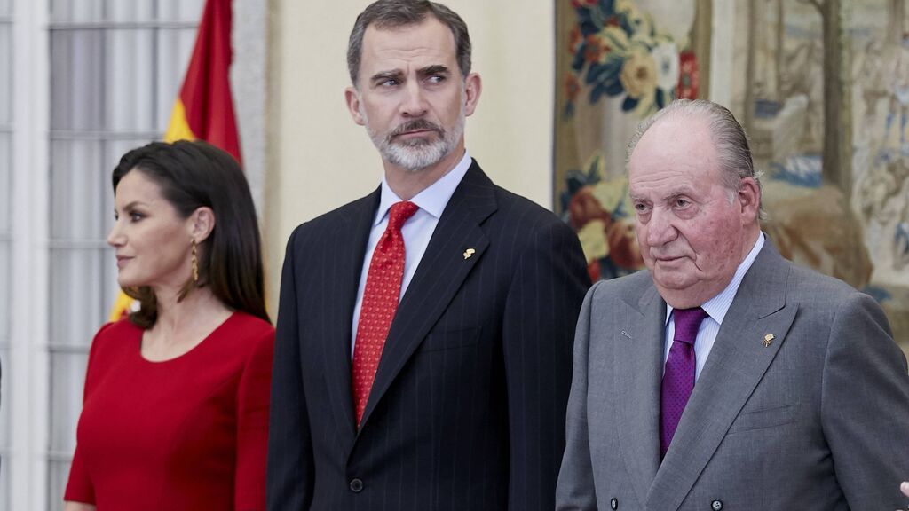 Juan Carlos pidió a Felipe que se divorciara de Letizia, según Pilar Eyre